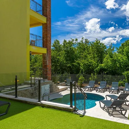 Angeli فيلة أوباتيا